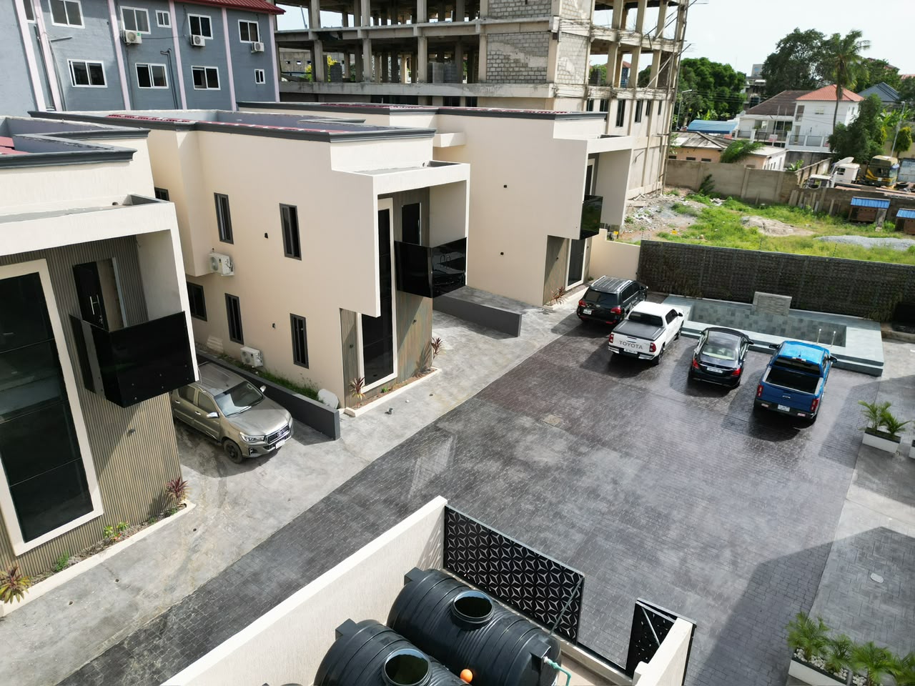 6 unit, 3 bedrooms ensuit